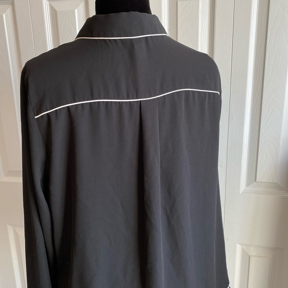 Black button up Forever 21 blouse - Picture 4 of 5